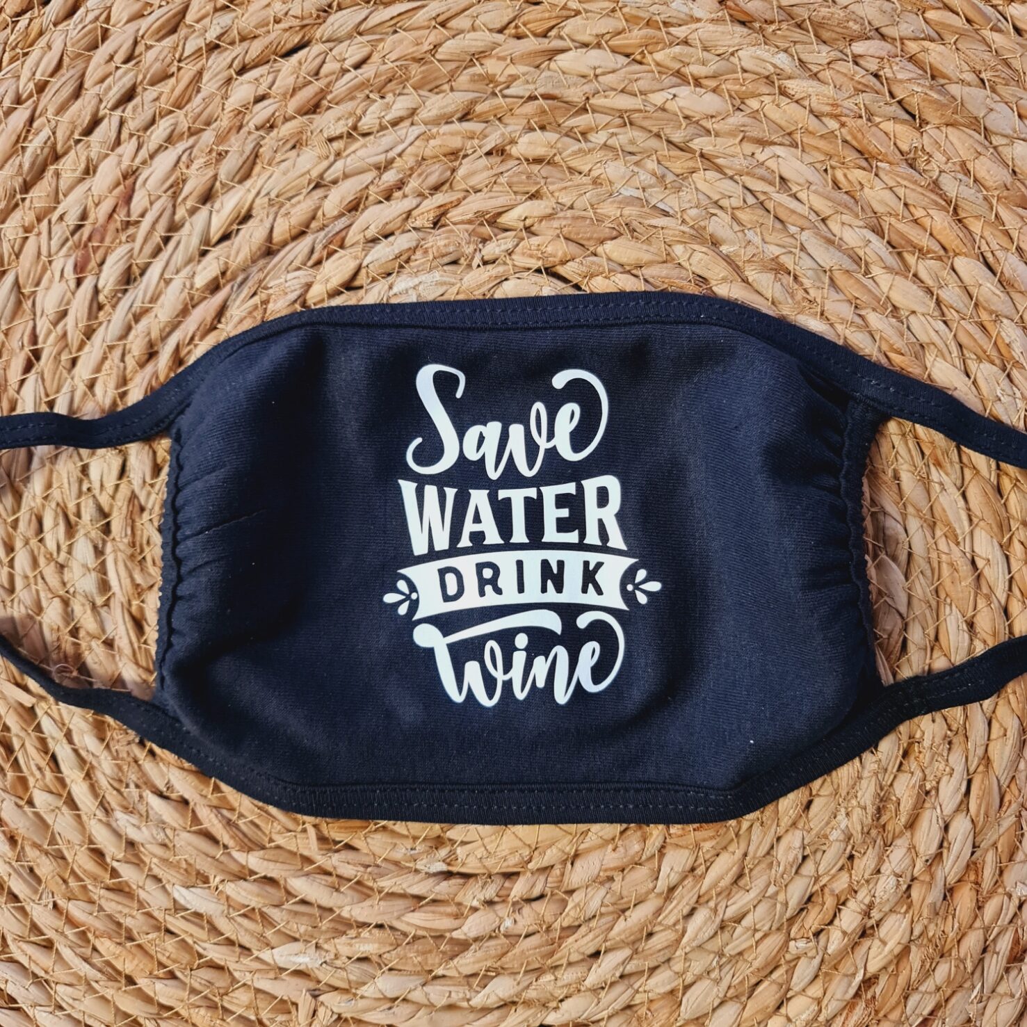 mondkapje save water drink wine