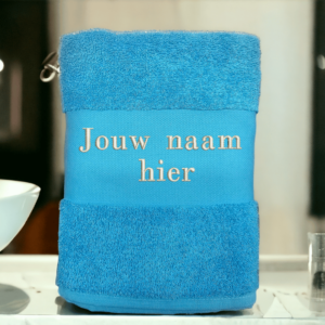 Gepersonaliseerde badhanddoek azure blauw met naam