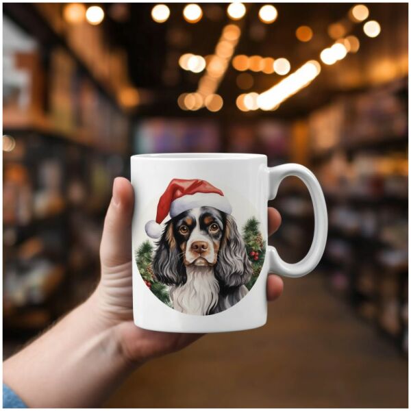 magicdatnl2023_Charles_Spaniel_Wear_Santa_Claus_Dress_backgroun_8d3bb5e9-1a25-441b-a15f-fb97b6b0e9a5-Smart Object-70-mok 1