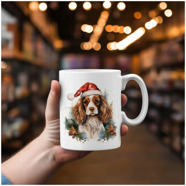 magicdatnl2023_Charles_Spaniel_Wear_Santa_Claus_Dress_backgroun_cf3d315a-203f-464d-a423-9a8a54fafe1a-Smart Object-71-mok 1