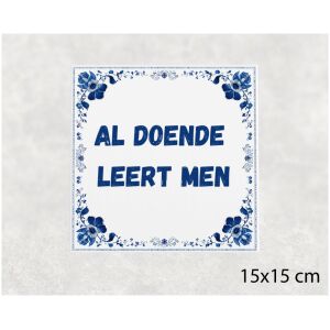 Spreuk tegel 15x15cm Al doende leert men