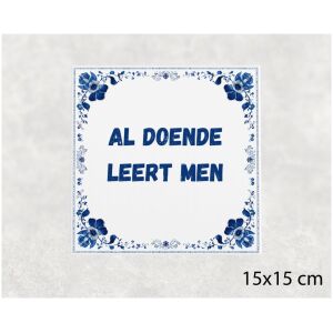 Spreuk tegel 15x15cm Al doende leert men