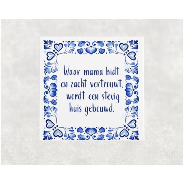 Spreuk tegel 15x15 cm Waar mama bidt en zacht vertrouwt, wordt een stevig huis gebouwd