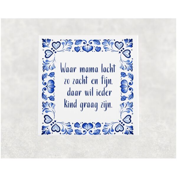 Spreuk tegel 15x15 cm Waar mama lacht zo zacht en fijn, daar wil ieder kind graag zijn