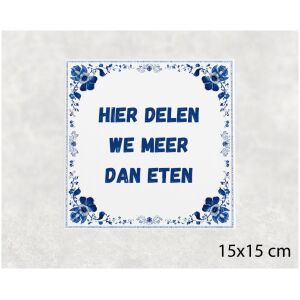 Spreuk tegel 15x15cm Hier delen we meer dan eten