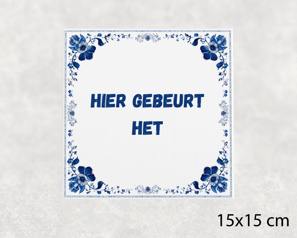 Spreuk Tegel 15X15 Cm Hier Gebeurt Het Spreuk tegel 15x15cm Hier gebeurt het