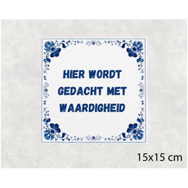 Spreuk tegel 15x15cm Hier wordt gedacht met waardigheid