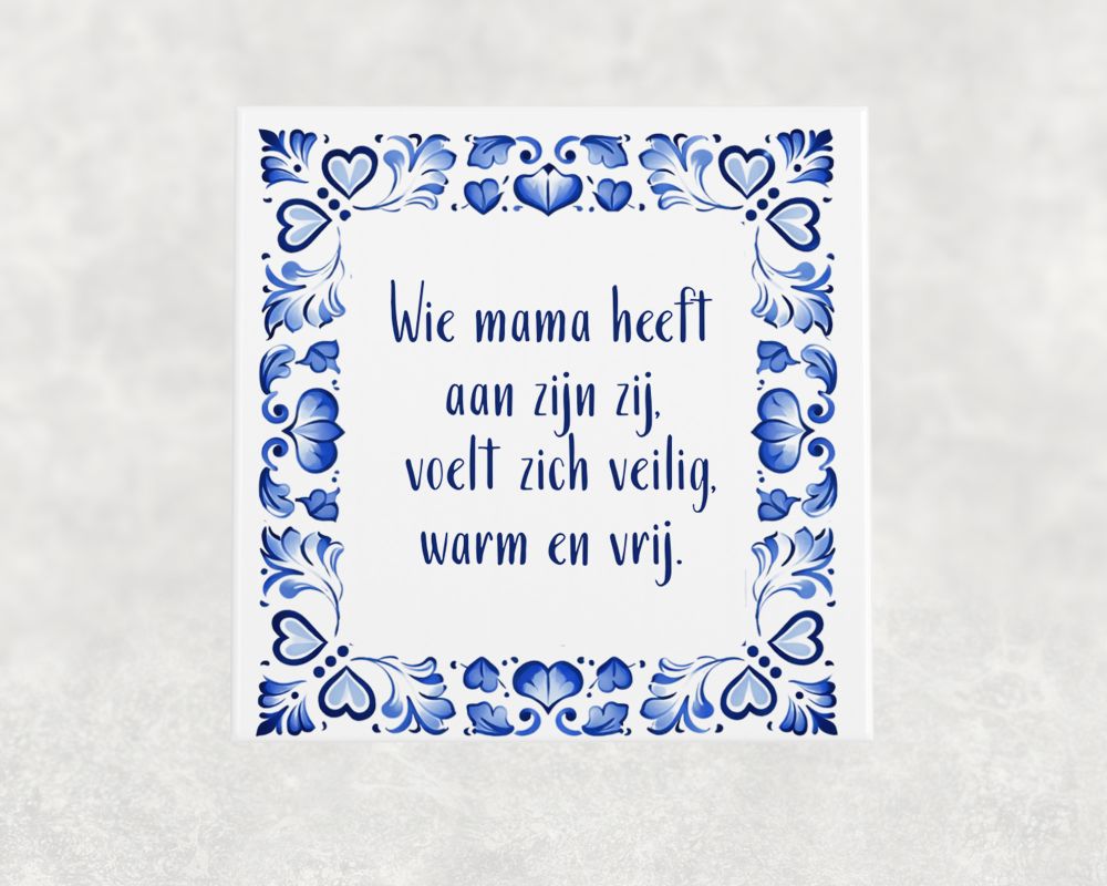 Spreuk Tegel 15X15 Cm Wie Mama Heeft Aan Zijn Zij, Voelt Zich Veilig, Warm En Vrij Spreuk tegel 15x15 cm Wie mama heeft aan zijn zij, voelt zich veilig, warm en vrij