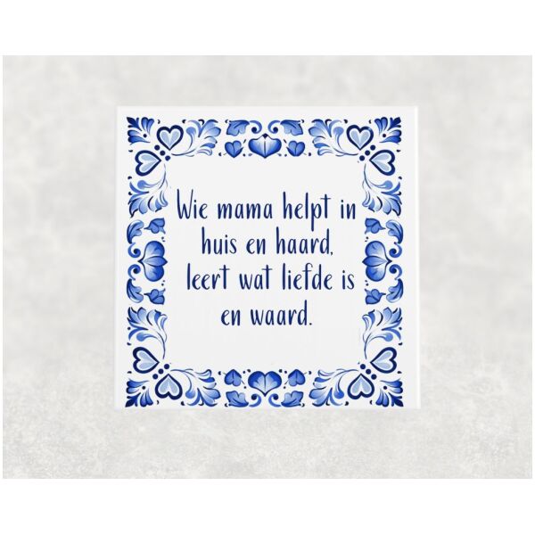 Spreuk tegel 15x15 cm Wie mama helpt in huis en haard, leert wat liefde is en waard