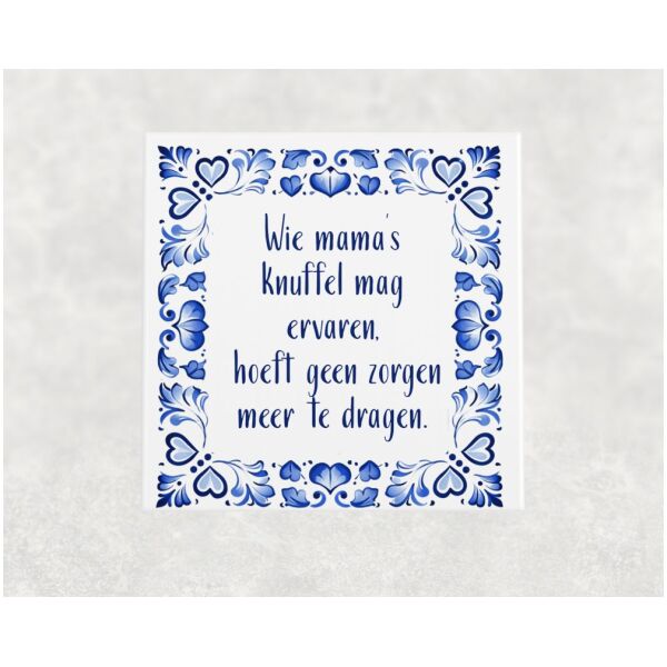 Spreuk tegel 15x15 cm Wie mama’s knuffel mag ervaren, hoeft geen zorgen meer te dragen