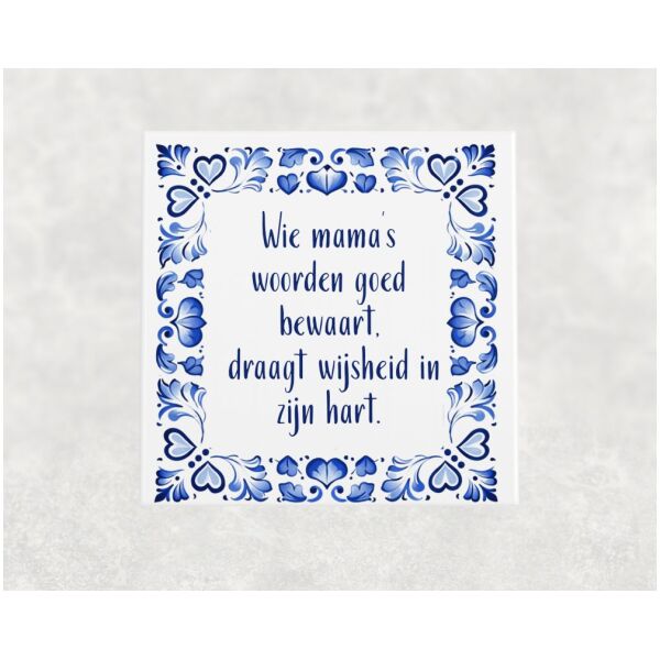 Spreuk tegel 15x15 cm Wie mama’s woorden goed bewaart, draagt wijsheid in zijn hart