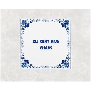 Spreuk tegel 15x15cm Zij kent mijn chaos
